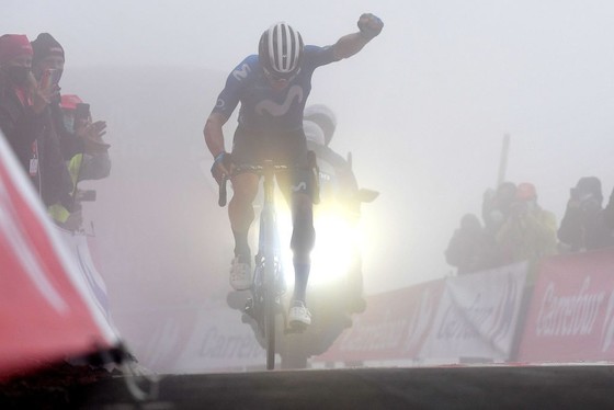 Miguel Angel Lopez chiến thắng trên đỉnh đèo mù sương