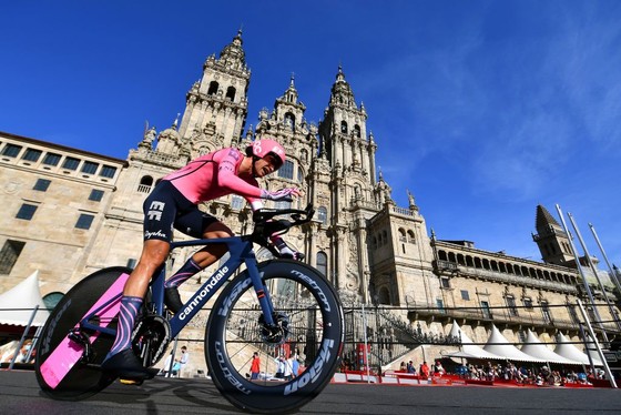 Primoz Roglic lần thứ ba liên tiếp giành áo đỏ chung cuộc giải xe đạp Vuelta a Espana ảnh 2