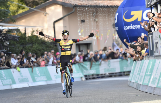 Primoz Roglic mừng chiến thắng Giro dell'Emilia 2021