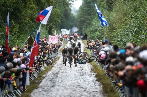 Sonny Colbrelli chiến thắng trong bùn lầy ngay lần đầu dự Paris-Roubaix ảnh 2