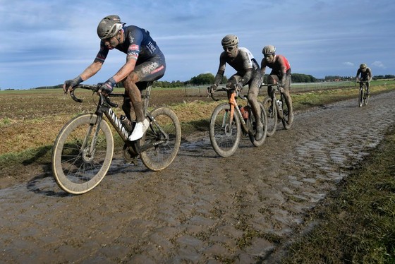 Sonny Colbrelli chiến thắng trong bùn lầy ngay lần đầu dự Paris-Roubaix ảnh 5