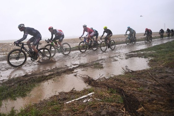 Sonny Colbrelli chiến thắng trong bùn lầy ngay lần đầu dự Paris-Roubaix ảnh 1