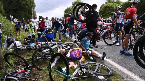 Khán giả 'Opi-Omi' gây ra vụ tai nạn Tour de France có thể ngồi tù 1 năm ảnh 2