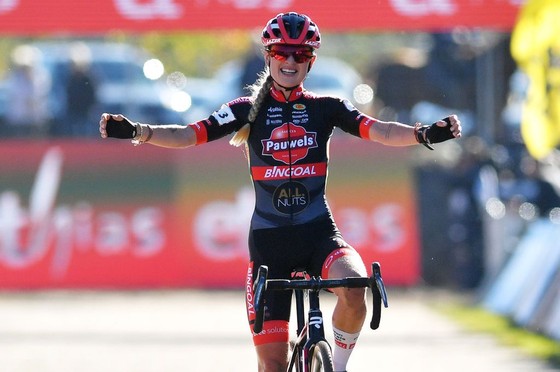 Denise Betsema chiến thắng chặng 4 chuỗi UCI Cyclo-Cross vươn lên đứng đầu bảng xếp hạng ảnh 3