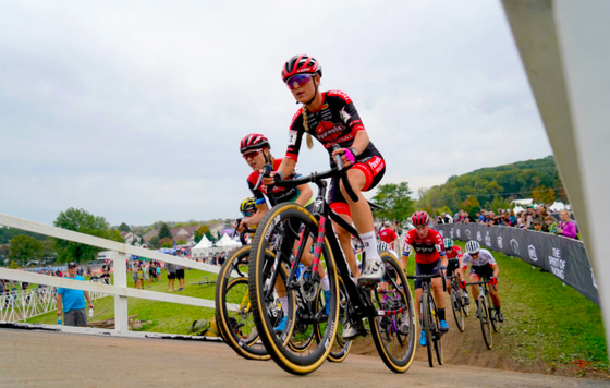 Denise Betsema chiến thắng chặng 4 chuỗi UCI Cyclo-Cross vươn lên đứng đầu bảng xếp hạng ảnh 1