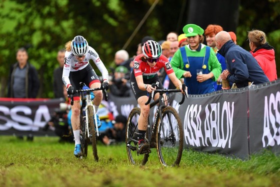 Kata Blanka Vas có chiến thắng UCI Cyclo-cross World Cup đầu tiên trong sự nghiệp ảnh 2
