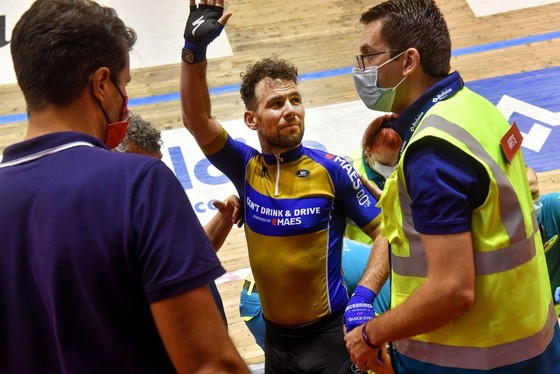 Mark Cavendish bị tai nạn ở giải đua xe đạp lòng chảo Ghent Six ảnh 1