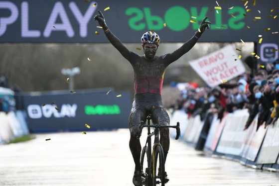 Té ngã, Wout van Aert vẫn thắng Superprestige Boom ảnh 4