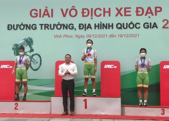 Giải xe đạp vô địch quốc gia 2021: Nữ An Giang giành trọn bộ huy chương đua vòng tròn tính điểm trong ngày ra quân ảnh 1