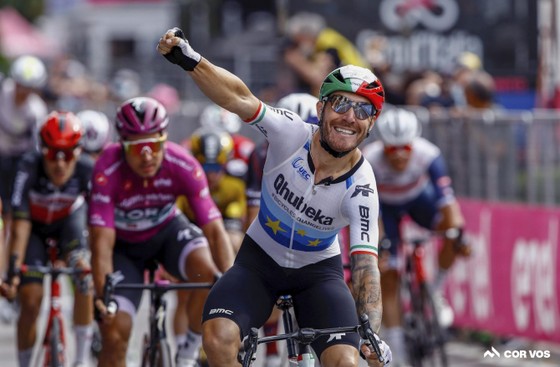 UCI từ chối cấp giấy phép đua World Tour 2022 cho Qhubeka NextHash ảnh 2