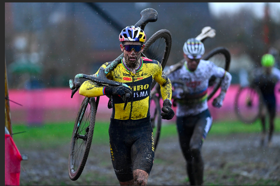 Wout Van Aert ghi dấu ấn tại Dendermonde World Cup ảnh 2