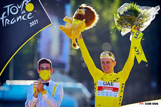 Tadej Pogacar vô địch Tour de France 2021