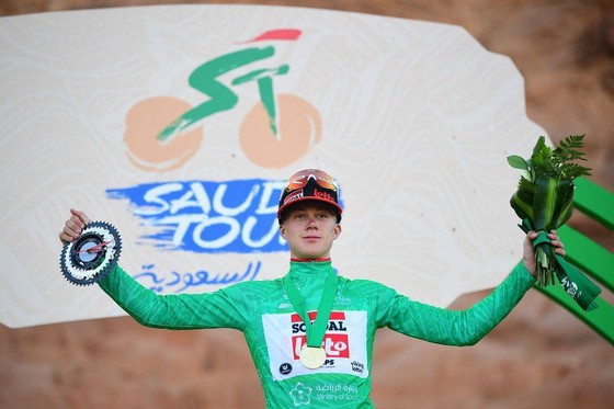 Dylan Groenewegen “may mắn” giành áo đỏ chung cuộc giải xe đạp Saudi Tour 2022 ảnh 2