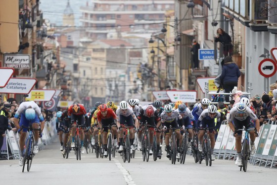 ĐKVĐ châu Âu Sonny Colbrelli bất tỉnh sau màn nước rút tại Volta a Catalunya ảnh 1