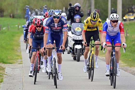 Mathieu van der Poel chiến thắng giải xe đạp Dwars door Vlaanderen 2022 ảnh 2