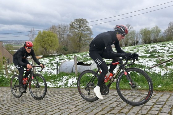 Giải xe đạp nổi tiếng Tour of Flanders đang khổ vì tuyết ảnh 2