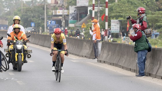 Nguyễn Tấn Hoài thắng chặng thứ 2 liên tiếp, trở lại cuộc đua Áo xanh ảnh 2