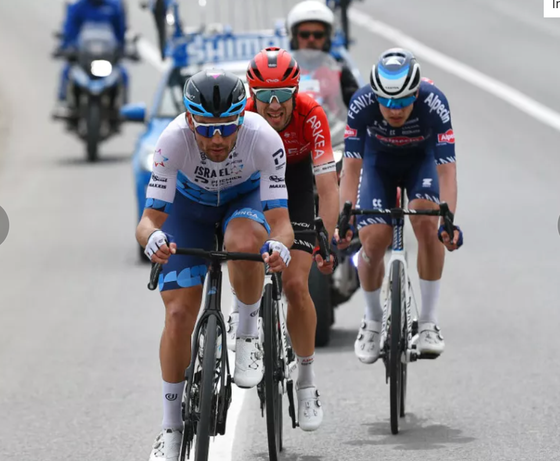 Patrick Bevin xé áo xanh dương Tour of Turkey 2022 ảnh 1