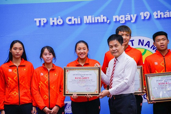 Khen thưởng hai đội tuyển quần vợt trẻ nam, nữ Việt Nam ảnh 1