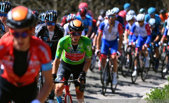 Pello Bilbao xé áo xanh lá cây Tour of the Alps ảnh 2