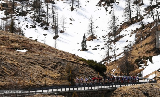 Pello Bilbao xé áo xanh lá cây Tour of the Alps ảnh 1