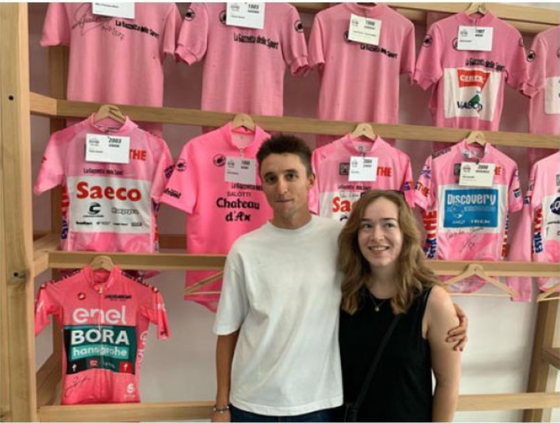 Nhận thưởng khủng, Jai Hindley tặng áo hồng Giro d’Italia cho viện bảo tàng ảnh 1