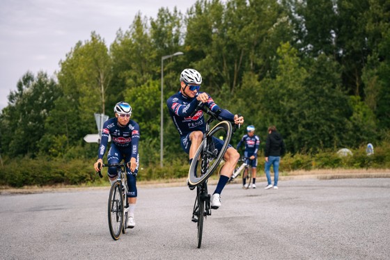 Mathieu van der Poel sẽ mặc áo gần 80 triệu đồng chạy cá nhân tính giờ tại Tour de France ảnh 2