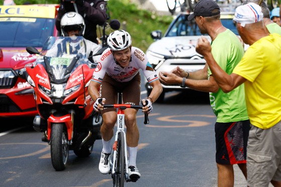 Bob Jungels solo khoảng 64km thắng chặng 9 ảnh 2