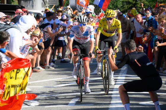 Tom Pidcock trở thành tay đua trẻ nhất Tour de France chiến thắng trên đỉnh Alpe d’Huez ảnh 3