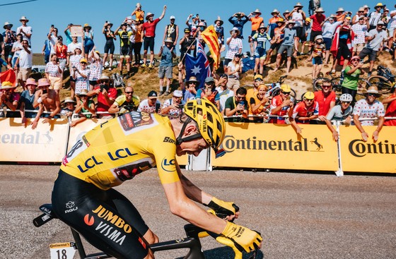 Jonas Vingegaard chạm một tay vào áo vàng chung cuộc Tour de France 2022 ảnh 2