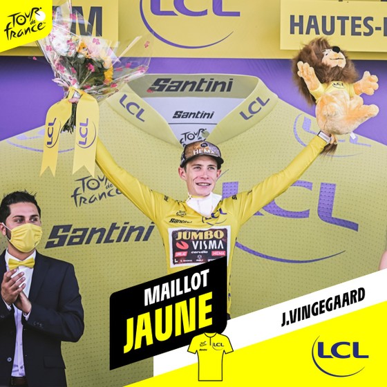 Jonas Vingegaard chạm một tay vào áo vàng chung cuộc Tour de France 2022 ảnh 6