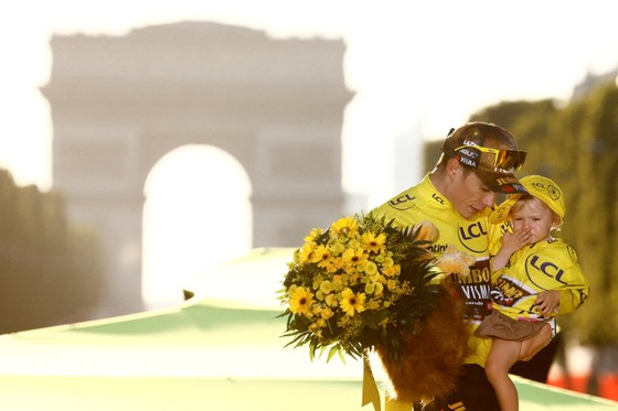 Jonas Vingegaard thâu tóm cả áo vàng lẫn áo chấm bi đỏ Tour de France 2022 ảnh 5