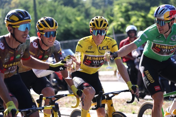 Jonas Vingegaard thâu tóm cả áo vàng lẫn áo chấm bi đỏ Tour de France 2022 ảnh 4