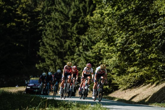Annemiek Van Vleuten trở thành áo vàng đầu tiên của Tour de France Femmes ảnh 1