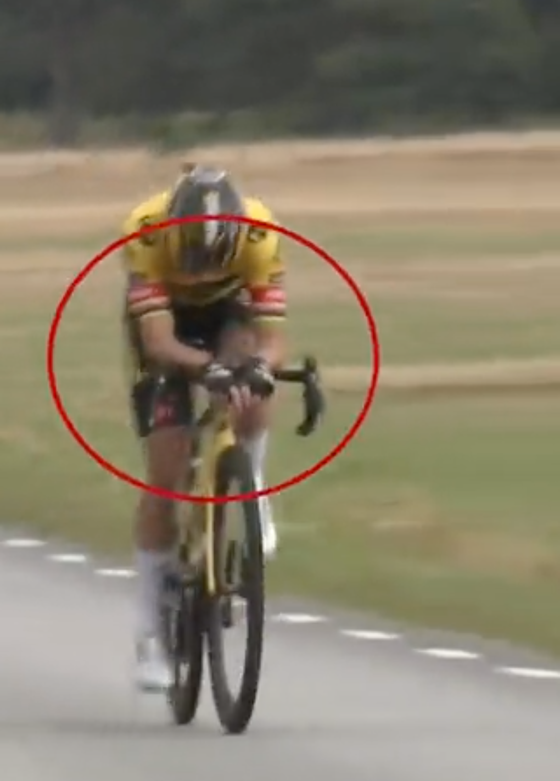 Marianne Vos bị tước chiến thắng vì “bàn chân chó con” ảnh 1