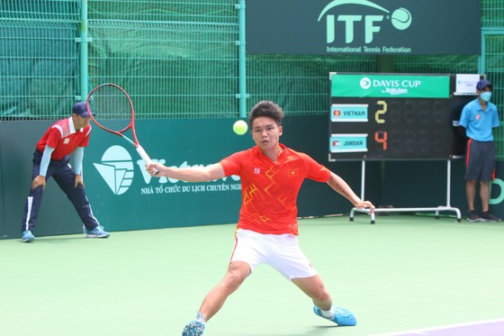 Lý Hoàng Nam thoát hiểm giúp Việt Nam có trận thắng đầu tiên ở giải quần vợt Davis Cup ảnh 1