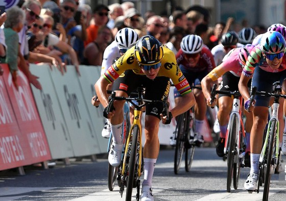 Marianne Vos có chiến thắng thứ 4 nhưng Cecilie Uttrup Ludwig mặc áo vàng ảnh 1
