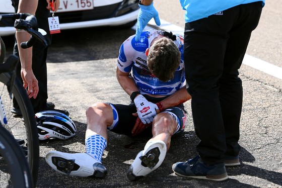 “Vua leo núi” Jay Vine lên xe cứu thương, Remco Evenepoel khẳng định sức mạnh trên đỉnh Alto de Piornal ảnh 3