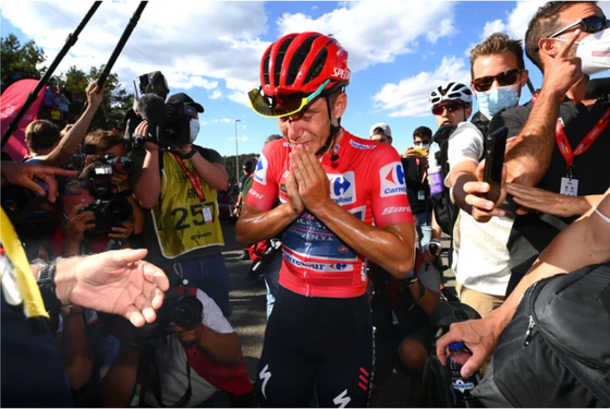 Remco Evenepoel chạm một tay vào áo đỏ chung cuộc Vuelta a Espana 2022 ảnh 5