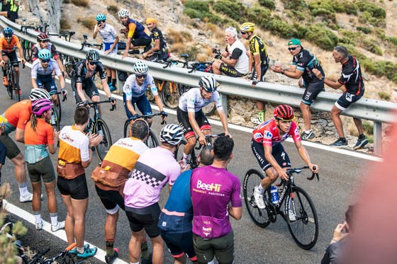Remco Evenepoel chạm một tay vào áo đỏ chung cuộc Vuelta a Espana 2022 ảnh 2