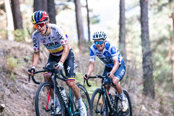Remco Evenepoel chạm một tay vào áo đỏ chung cuộc Vuelta a Espana 2022 ảnh 3