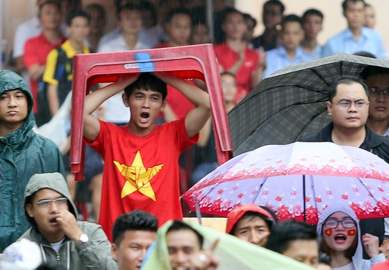 Cả nước vỡ òa trước kỳ tích của U23 Việt Nam ảnh 16