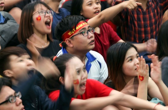 Cả nước vỡ òa trước kỳ tích của U23 Việt Nam ảnh 18