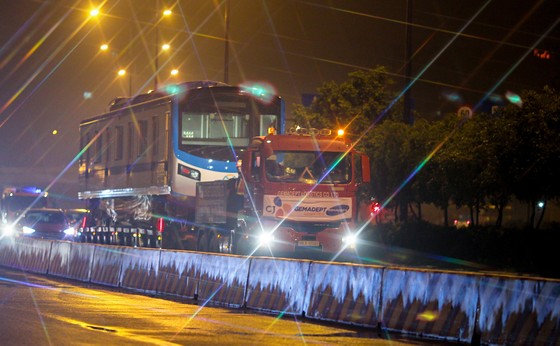 Cảnh vận chuyển xuyên đêm đưa 3 toa tàu metro 1 từ cảng Khánh Hội về depot Long Bình ảnh 7