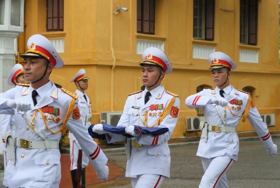 Lễ thượng cờ ASEAN nhân dịp 25 năm Việt Nam là thành viên chính thức ảnh 5