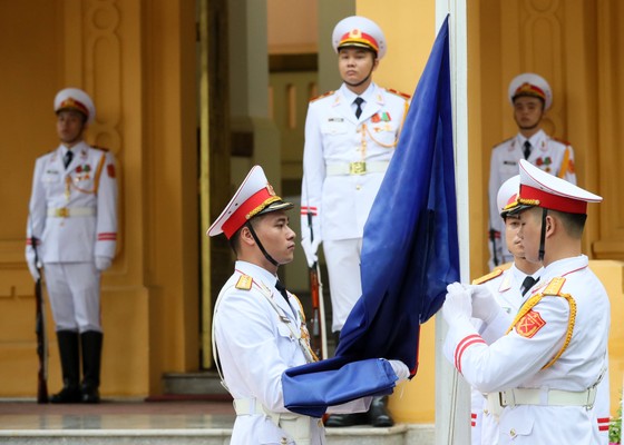 Lễ thượng cờ ASEAN nhân dịp 25 năm Việt Nam là thành viên chính thức ảnh 6