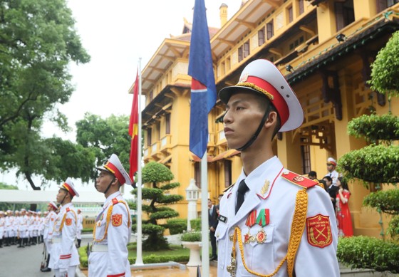 Lễ thượng cờ ASEAN nhân dịp 25 năm Việt Nam là thành viên chính thức ảnh 10