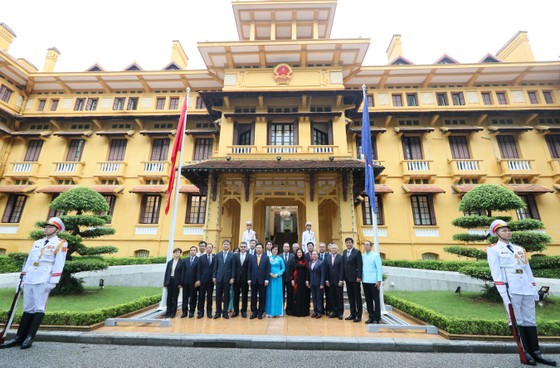 Lễ thượng cờ ASEAN nhân dịp 25 năm Việt Nam là thành viên chính thức ảnh 11