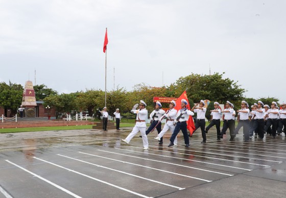Đoàn công tác số 9 - TPHCM thăm, động viên quân, dân huyện đảo Trường Sa và Nhà giàn DK1   ảnh 9