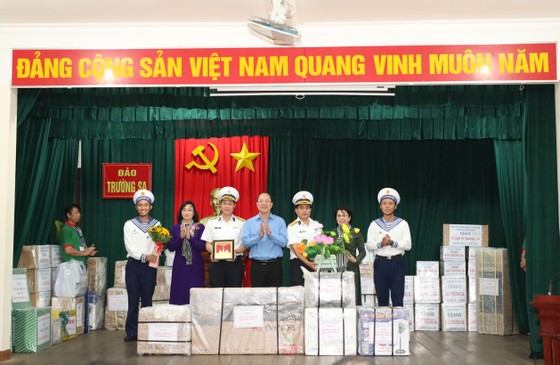 Đoàn công tác số 9 - TPHCM thăm, động viên quân, dân huyện đảo Trường Sa và Nhà giàn DK1 ảnh 11